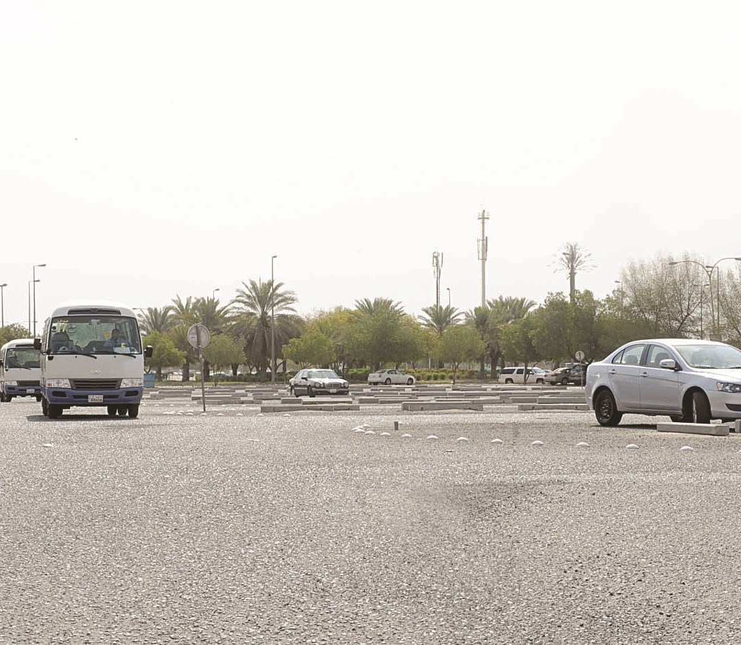 مواقف سيارات المراجعين خالية  تصوير (طارق عزالدين)