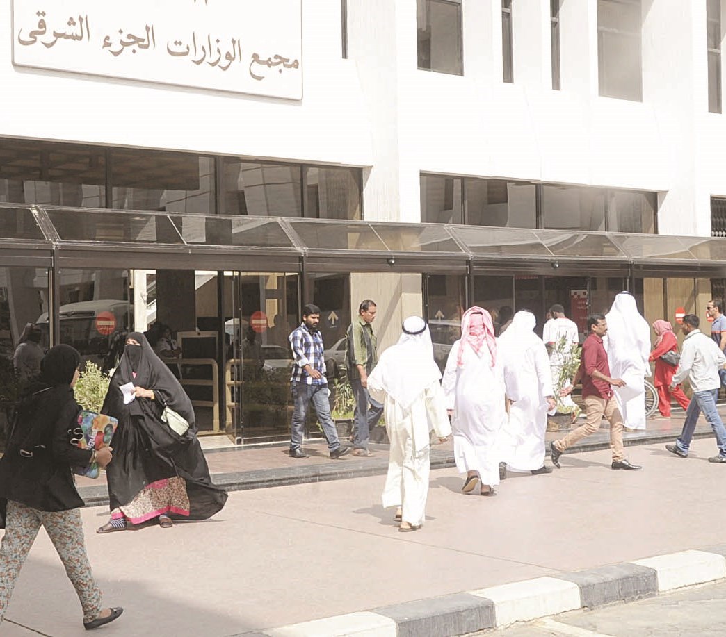 مراجعون يسعون لانجاز معاملاتهم في أول يوم عمل بعد إجازة العيد