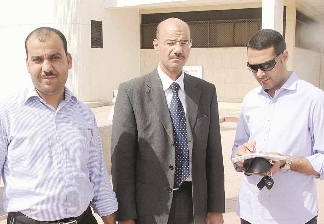 يسري عبدالمؤمن وأحمد حسين يتحدثان للزميل إبراهيم موسى