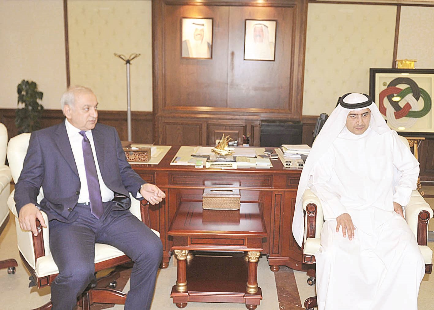 العيسى والأثري في حفل الاستقبال   (تصوير سعد هنداوي)