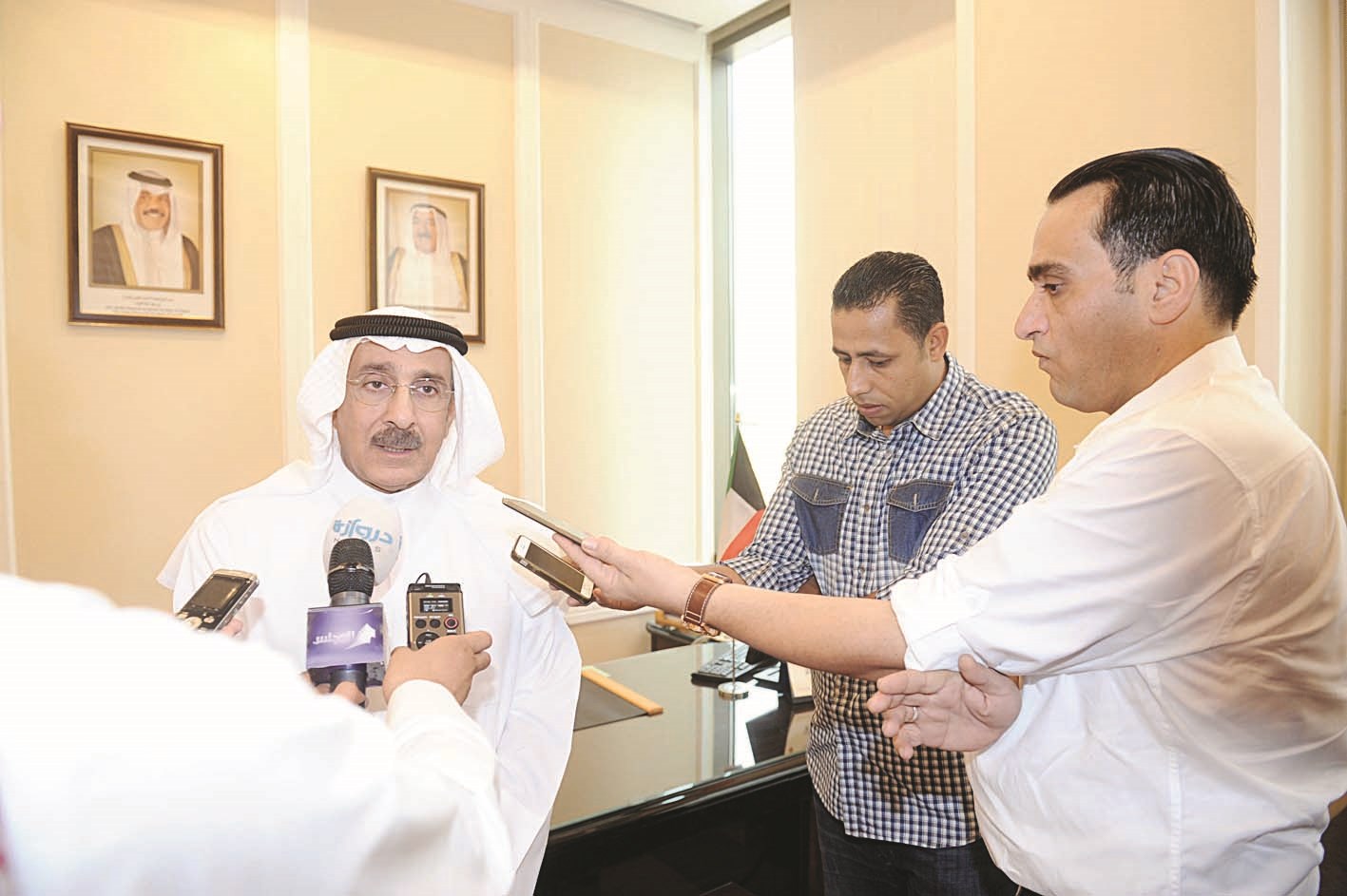 ... ومتحدثاً للصحافين   (تصوير زكريا عطية)