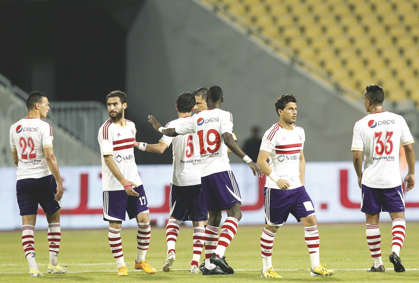 لاعبو الزمالك محبطون بعد اهتزاز شباكهم بالهدف الثاني (رويترز)