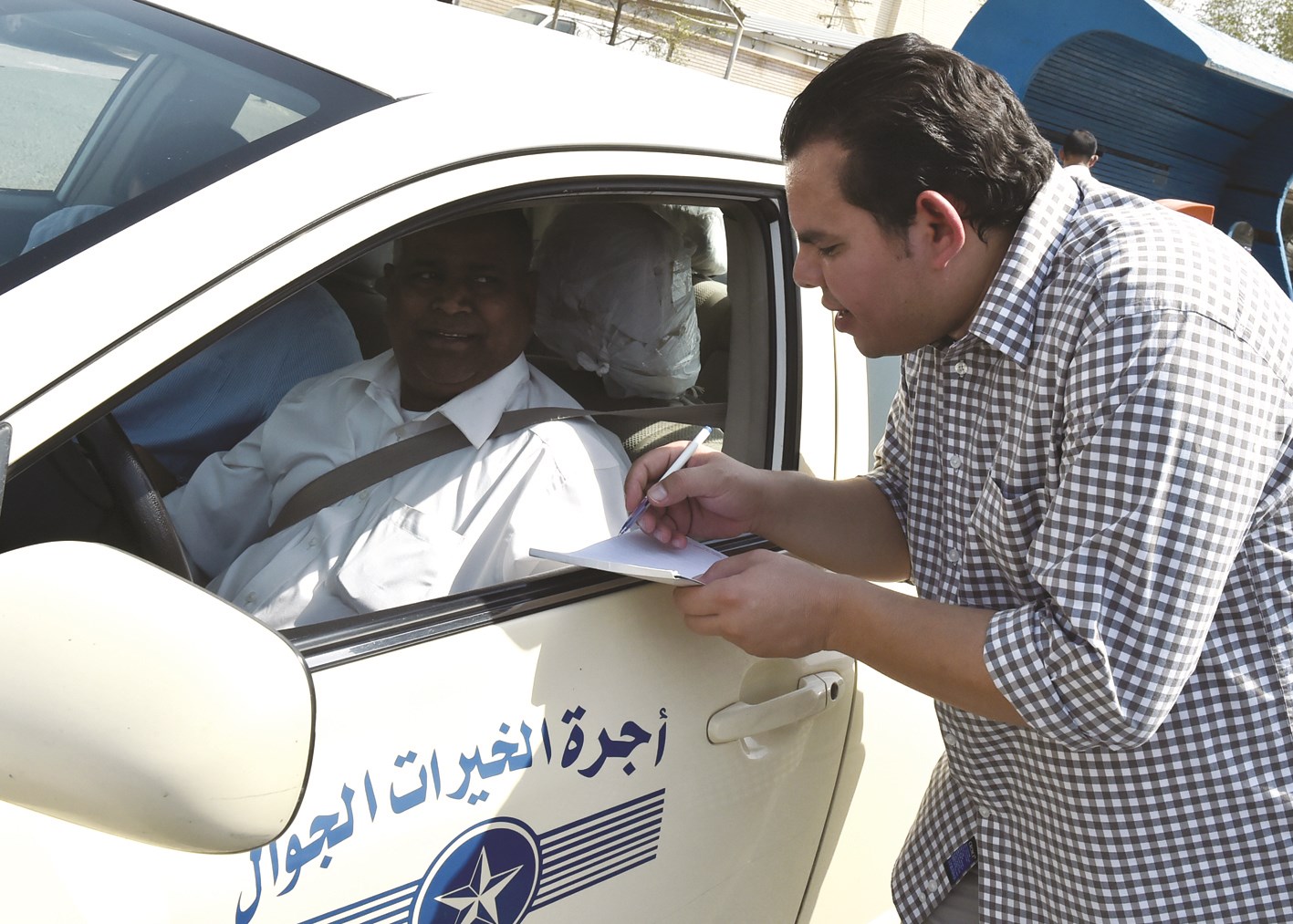 الزميل باسم عبدالرحمن يستطلع رأي سائق تاكسي