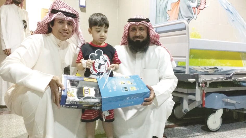 توزيع الهدايا على أحد الأطفال