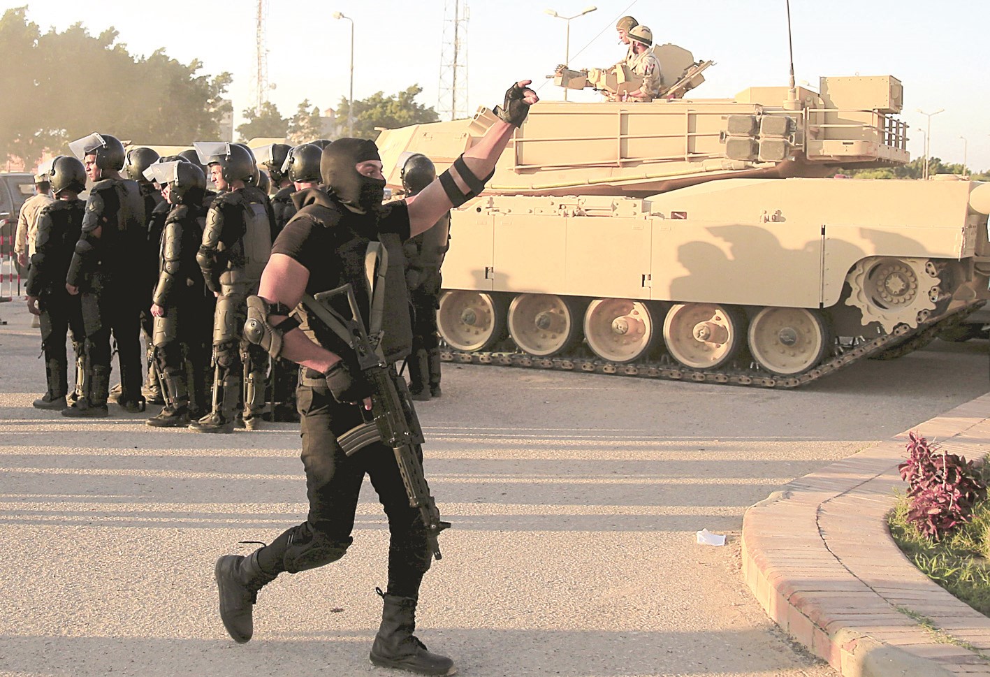 u0639u0646u0627u0635u0631 u0645u0646 u0627u0644u062cu064au0634 u0627u0644u0645u0635u0631u064a u062au0642u0648u0645 u0628u062fu0648u0631u064au0627u062a u0641u064a u0627u0644u0634u0648u0627u0631u0639 u0642u0631u0628 u0627u0644u0634u064au062e u0632u0648u064au062f u0634u0645u0627u0644 u0633u064au0646u0627u0621 (u0631u0648u064au062au0631u0632)