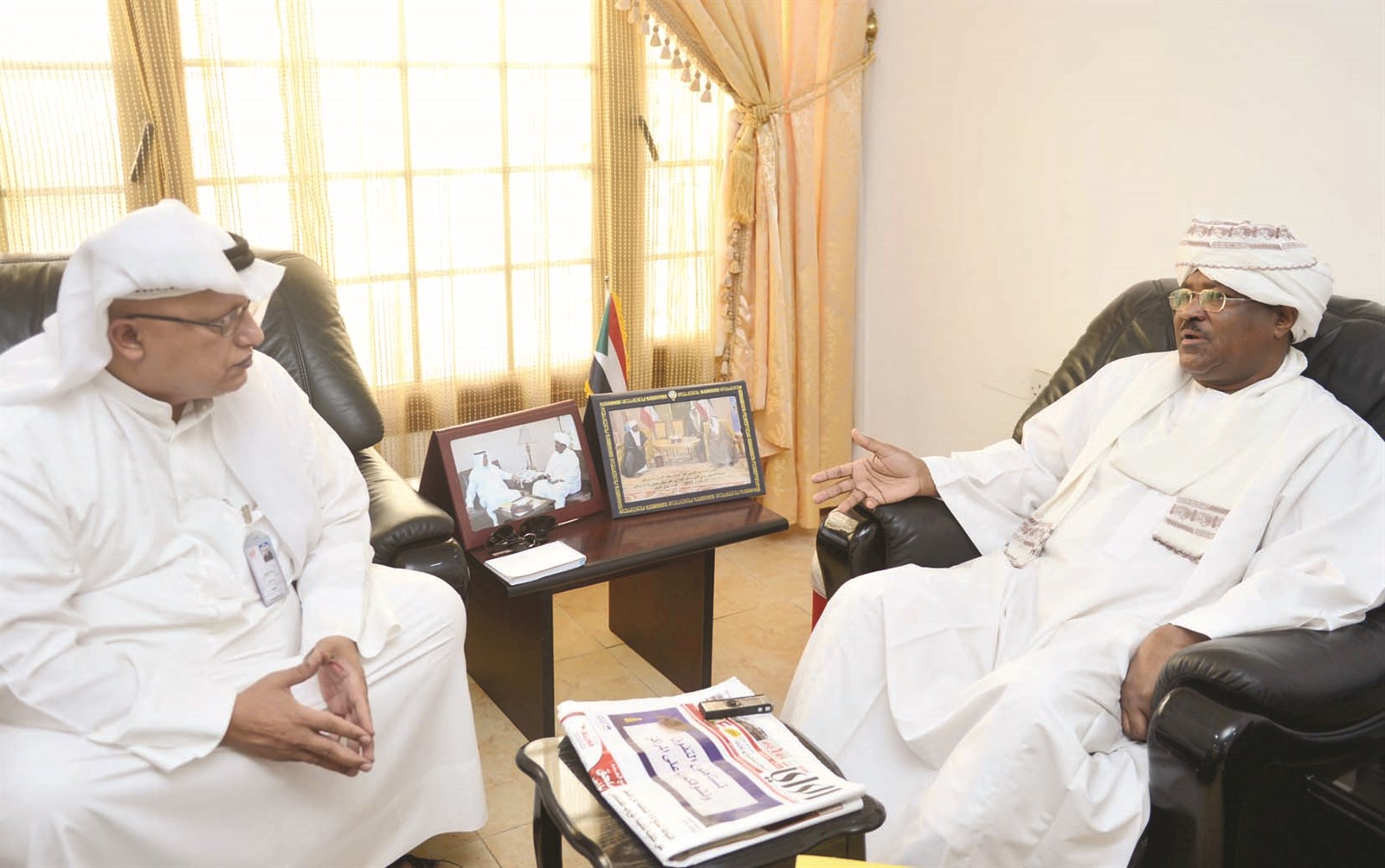 السفير السوداني متحدثاً إلى الزميل خالد الشرقاوي