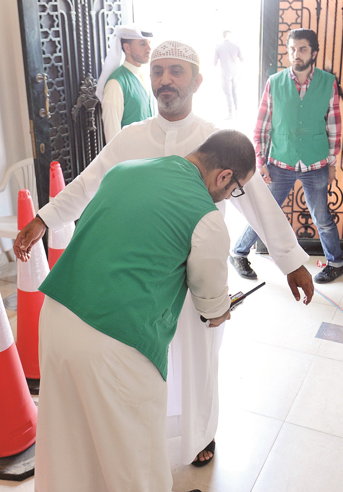 متطوع يفتش مصلياً