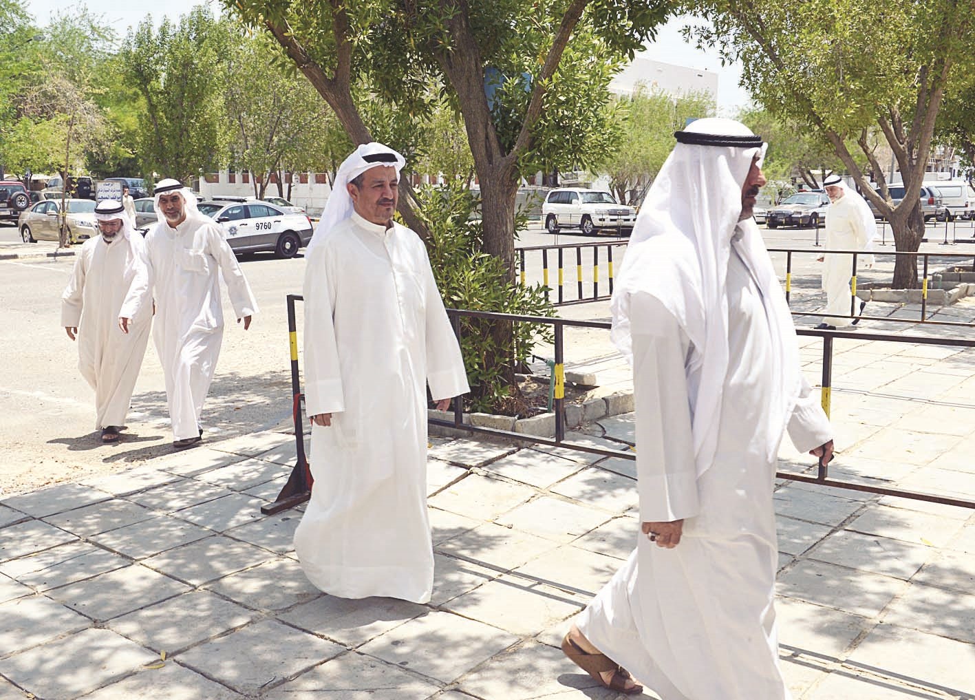 المواطنون في طريقهم إلى المسجد لصلاة الجمعة بطمأنينة