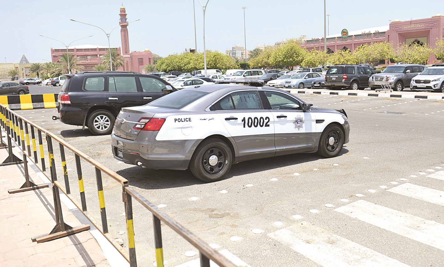 سيارات وحواجز الشرطة لتأمين المصلين (تصوير جاسم بارون)