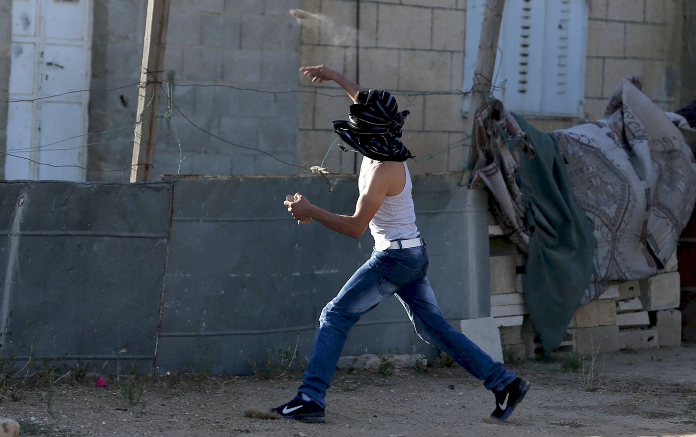 u0645u062au0638u0627u0647u0631 u0641u0644u0633u0637u064au0646u064a u064au0631u0645u064a u062du062cu0631u0627u064b u062au062cu0627u0647 u062cu0646u0648u062f u0625u0633u0631u0627u0626u064au0644u064au064au0646 u0641u064a u0642u0631u064au0629 u0633u0644u0648u0627u062f u0642u0631u0628 u0631u0627u0645 u0627u0644u0644u0647 (u0631u0648u064au062au0631u0632)