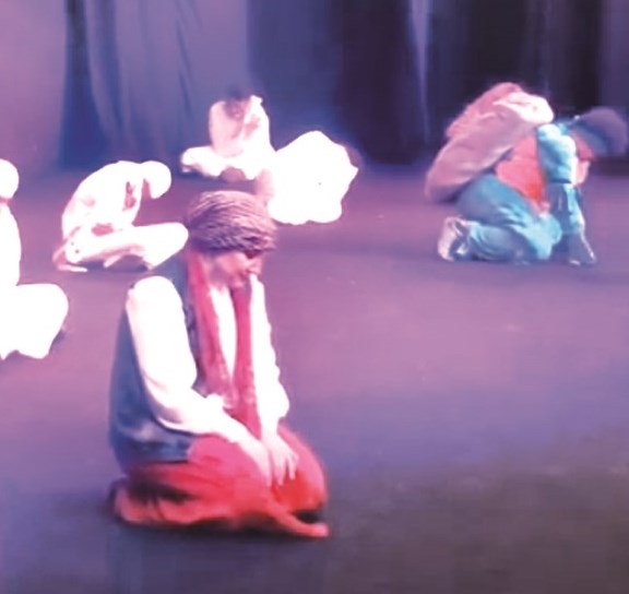 سماح في مشهد من المسرحية