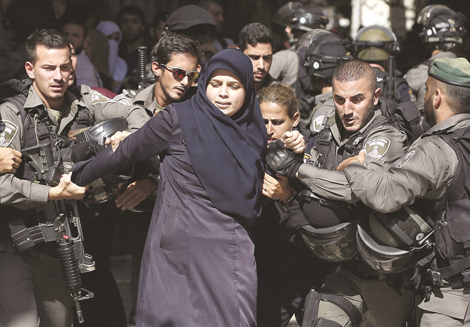 u062cu0646u0648u062f u0625u0633u0631u0627u0626u064au0644u064au0648u0646 u064au0639u062au0642u0644u0648u0646 u0641u0644u0633u0637u064au0646u064au0629 u062eu0644u0627u0644 u0645u0648u0627u062cu0647u0627u062a u0645u0639 u0645u0635u0644u064au0646 u0641u064a u0627u0644u0645u0633u062cu062f u0627u0644u0623u0642u0635u0649    (u0623 u0641 u0628)