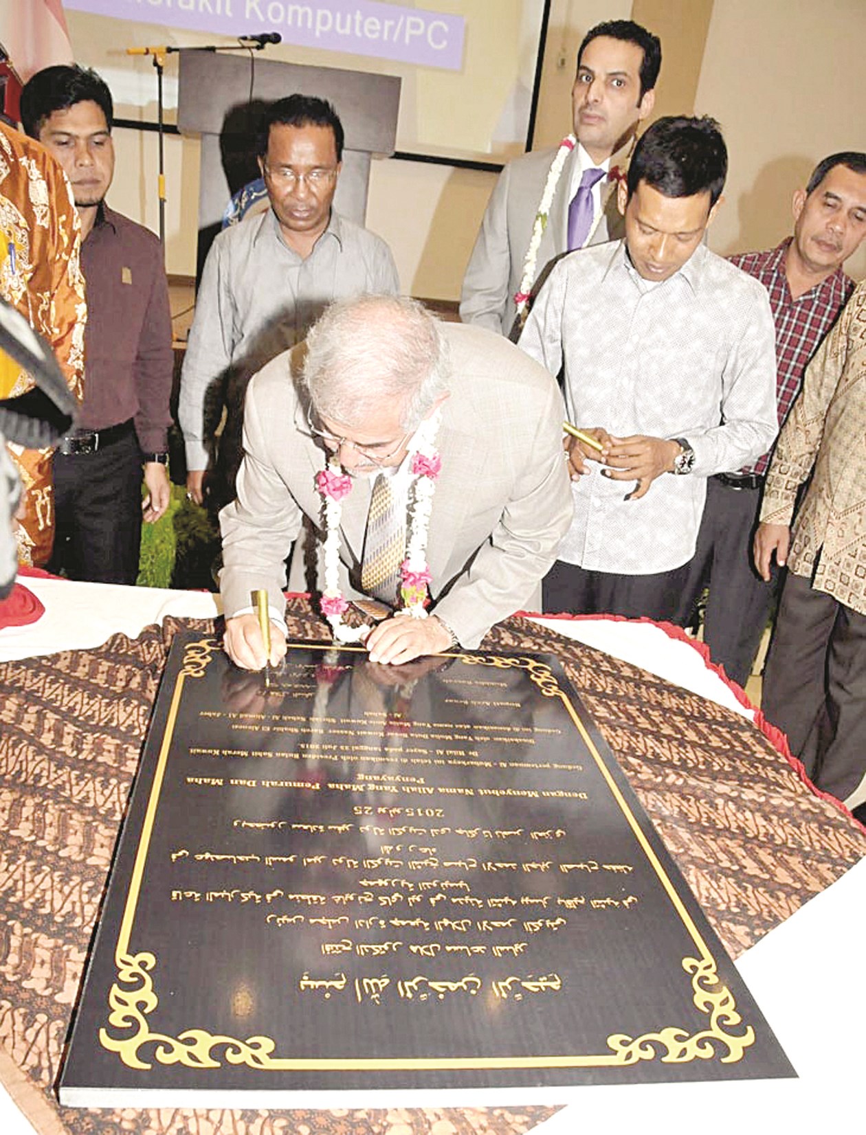 ... وموقعاً لوحة الافتتاح