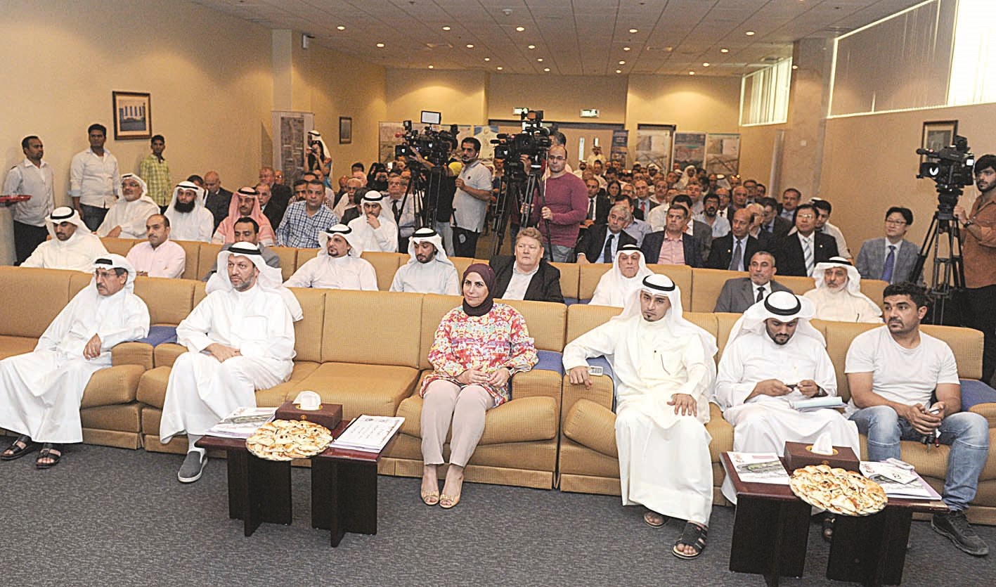 عواطف الغنيم متوسطة عدداً من الحضور (تصوير زكريا عطية)