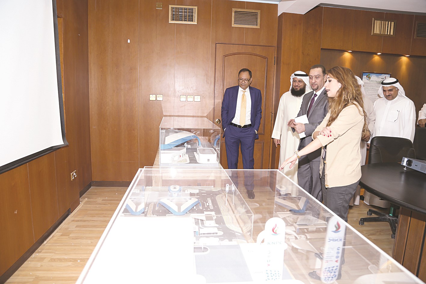 المهندسة ربى تشرح للزميل إيهاب حشيش مواصفات المحطات الجديدة