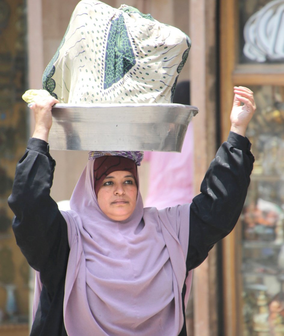 u0633u064au062fu0629 u0645u0635u0631u064au0629 u062au062du0645u0644 u0623u0645u062au0639u0629 u0639u0644u0649 u0631u0623u0633u0647u0627 u0641u064a u0634u0627u0631u0639 u0627u0644u0645u0639u0632 u0628u0627u0644u0642u0627u0647u0631u0629 ( u0627 u0628)