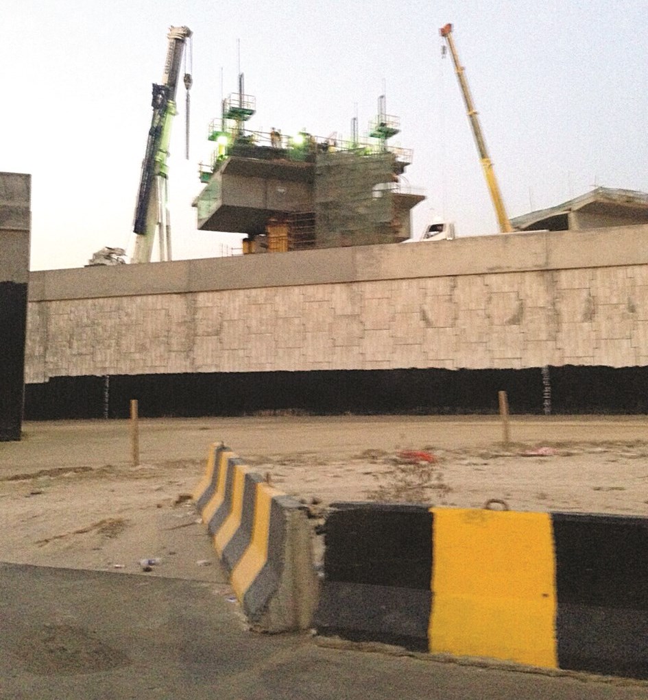 تثبيت قواعد الجسر المؤدي إلى جامعة الشدادية