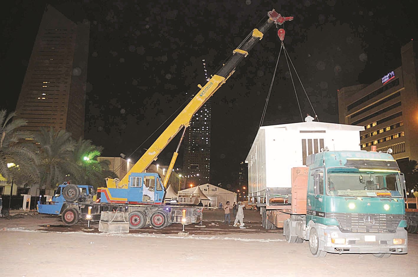 رفع إحدى الخيام من أمام المسجد الكبير (تصوير طارق عز الدين)