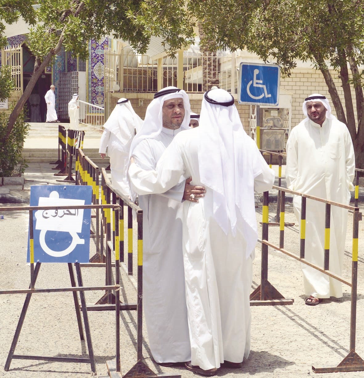 متطوع يفتش احد المصلين أمام مسجد البلوشي