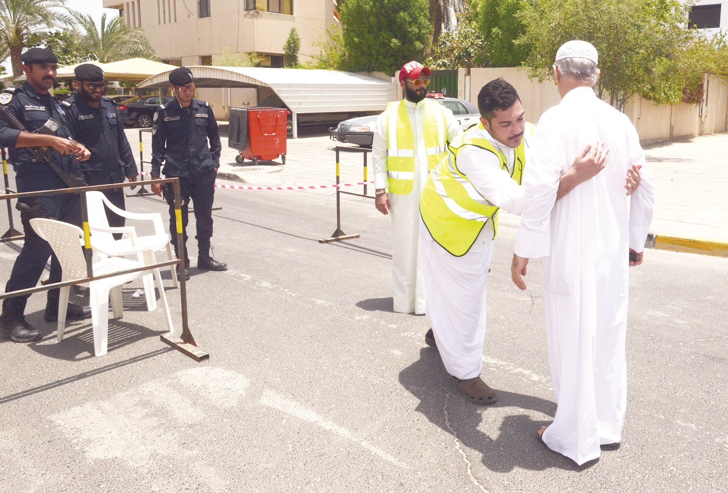 تعاون بين رجال الأمن والمتطوعين والمصلين