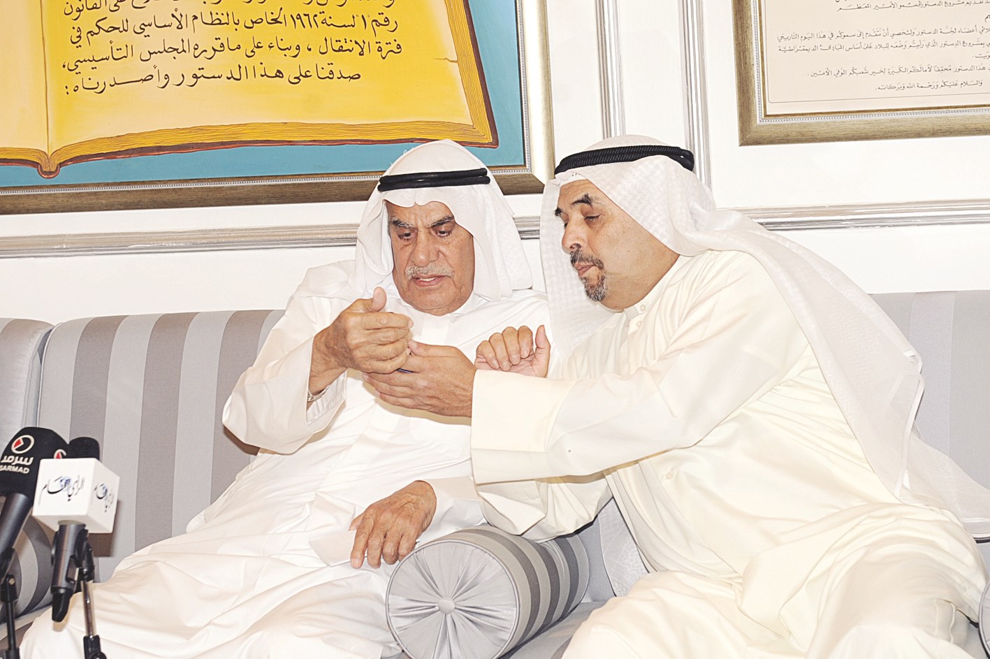 العنجري يطلع السعدون على شيء ما في هاتفه النقال