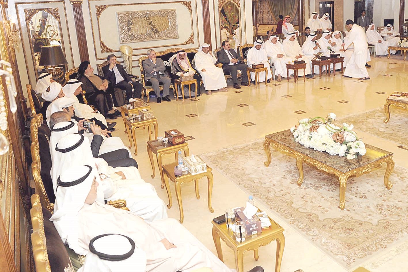 حضور الجلسة (تصوير جاسم بارون)