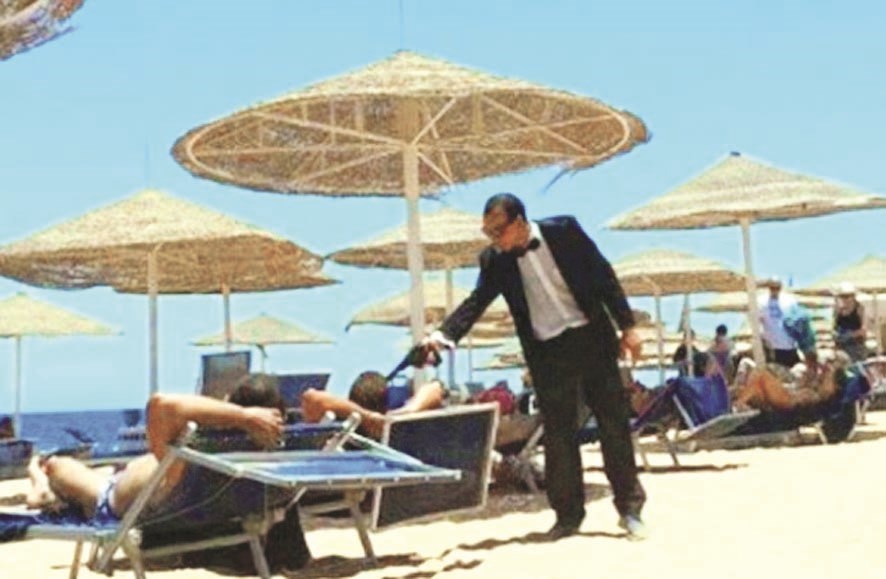 ... و»يمازح» أحد السياح