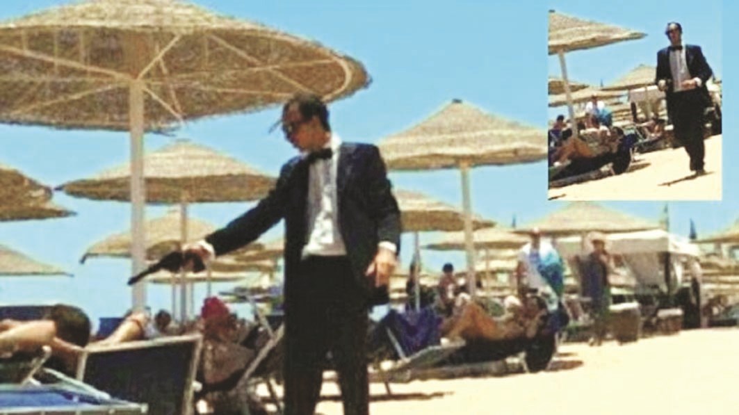 الموظف وصل مثل جيمس بوند بمسدسه وبدلته