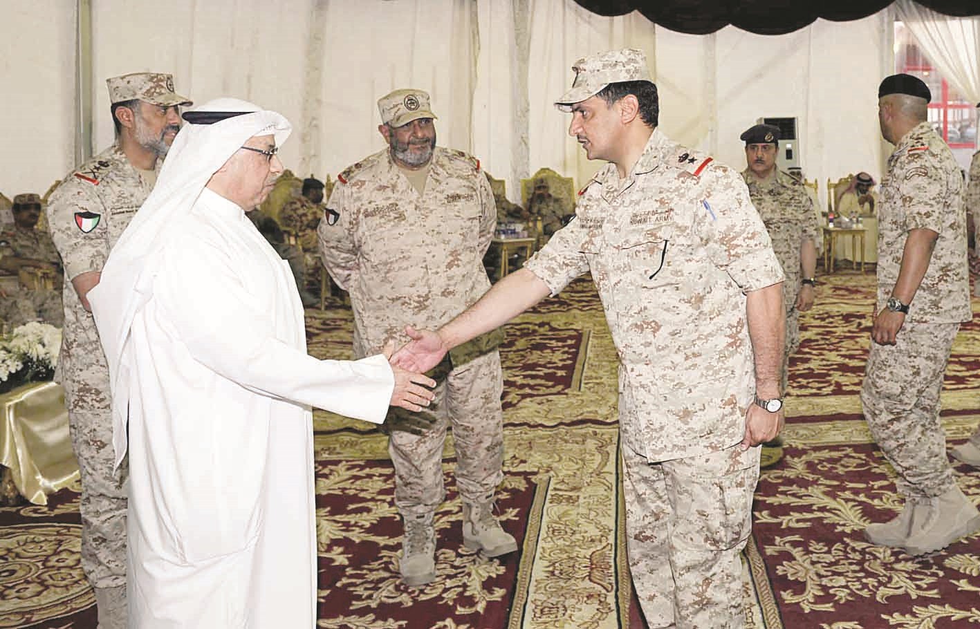 الجراح مصافحاً أحد ضباط القوة