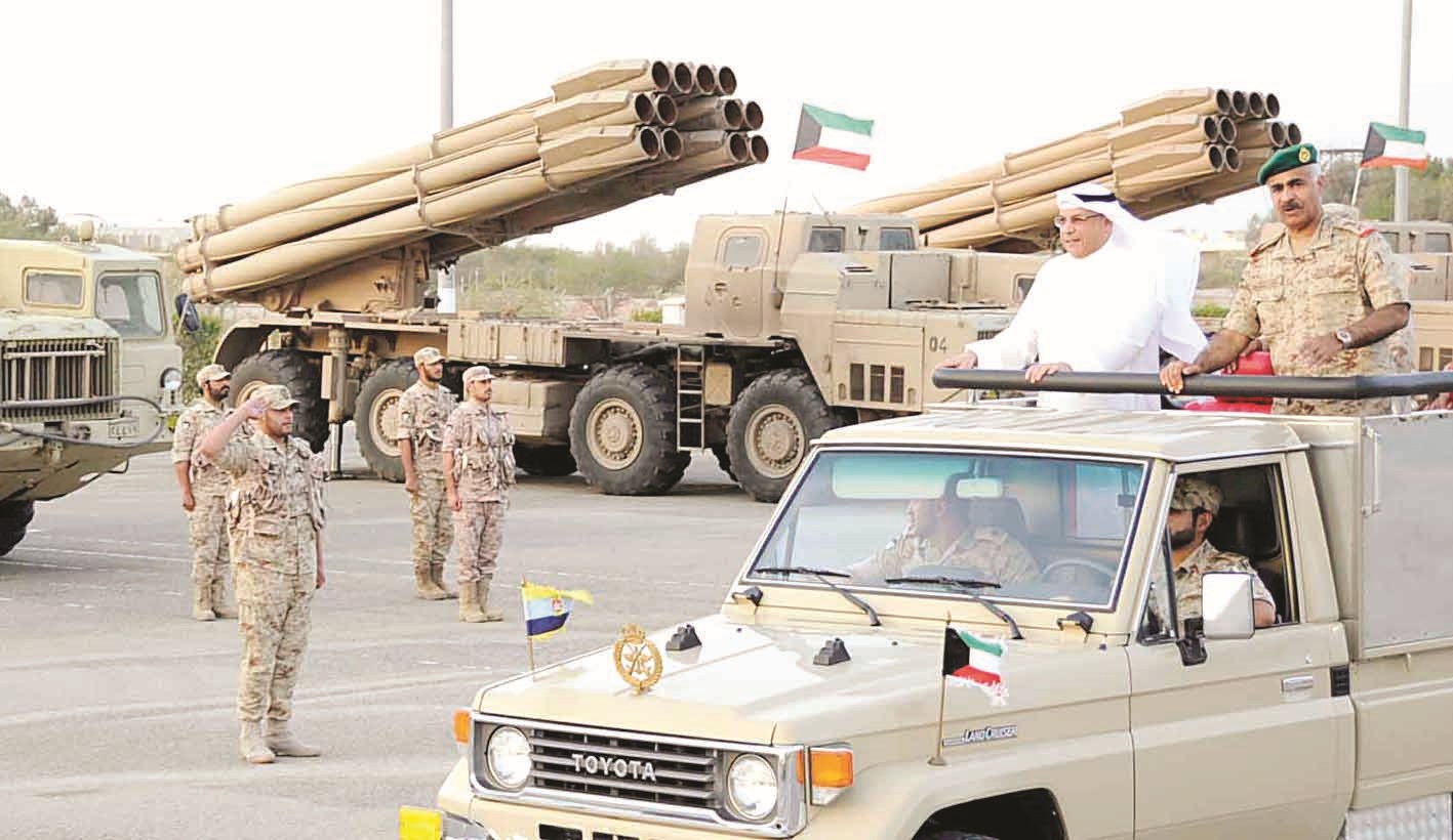وزير الدفاع مستعرضاً القوة البرية