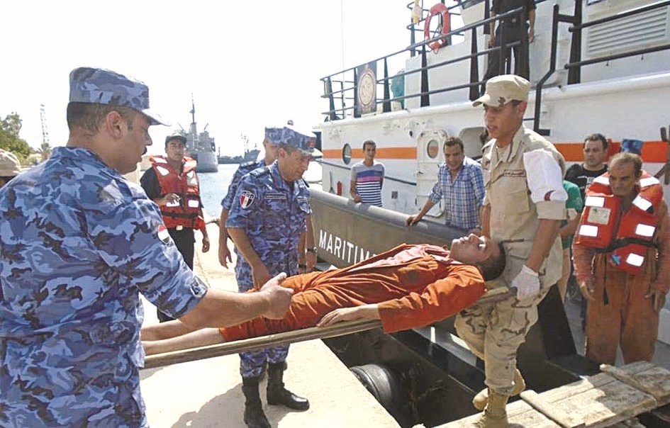 قوات البحرية المصرية تنقذ طاقم السفينة الغارقة