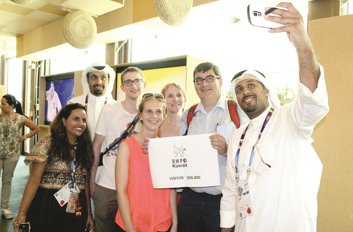 u0627u0644u0628u0644u062cu064au0643u064a u0645u0639 u0623u0633u0631u062au0647 u064au0631u0641u0639 u0634u0647u0627u062fu0629 u0627u0644u0631u0642u0645 500 u0623u0644u0641 u0632u0627u0626u0631