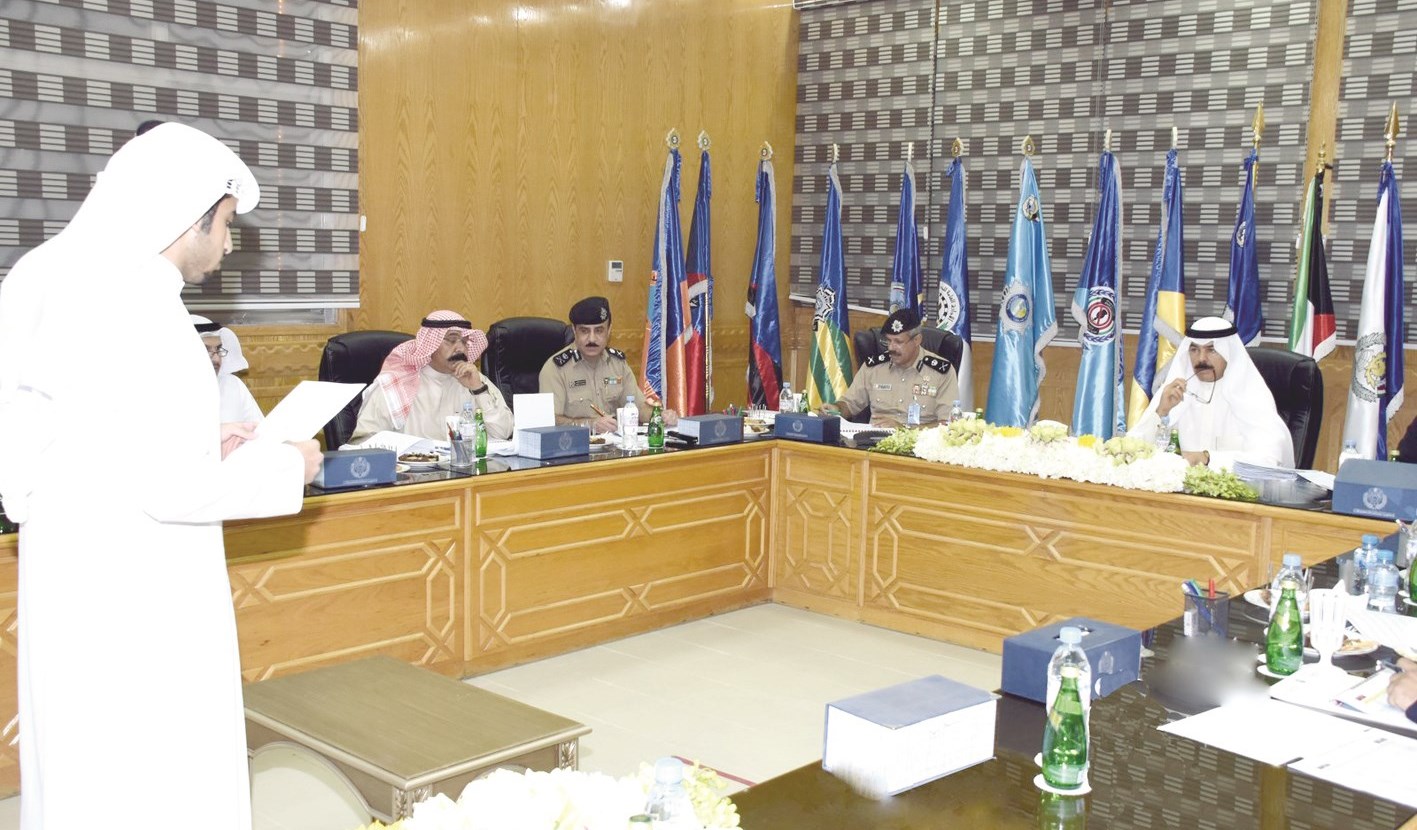 ... ويتابع الاختبار الشفهي لأحد المتقدمين