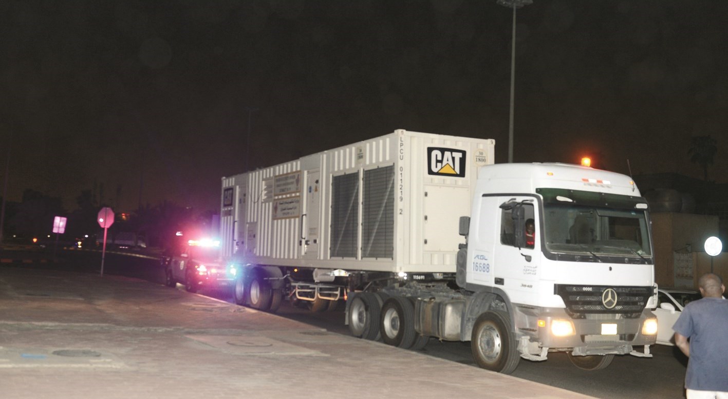 «إسعاف كهربائي» بنقل محول إلى المنطقة لتدارك الانقطاع      (تصوير أسعد عبدالله)