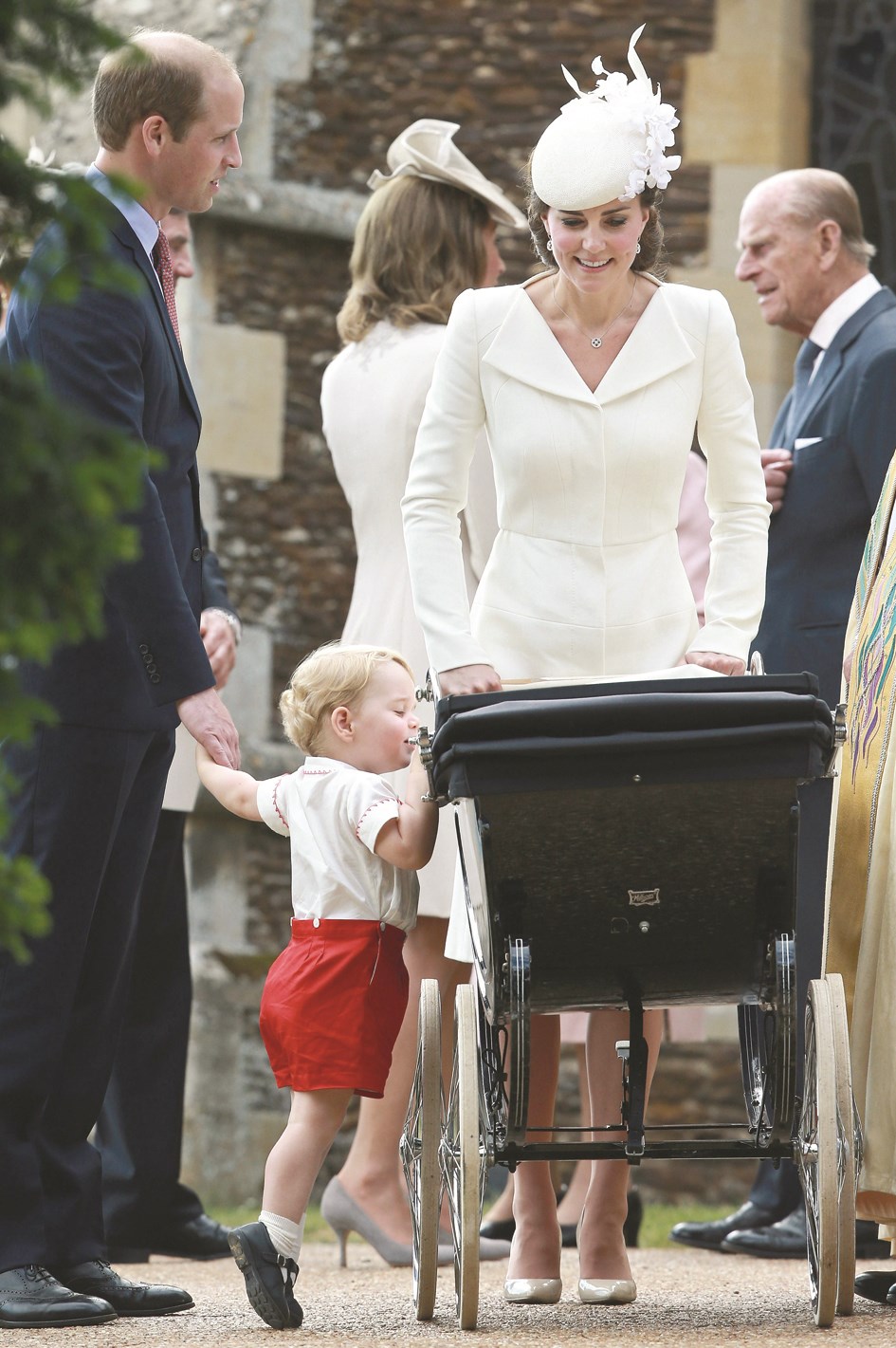 الأميرة الصغيرة مع والديها وشقيقها جورج