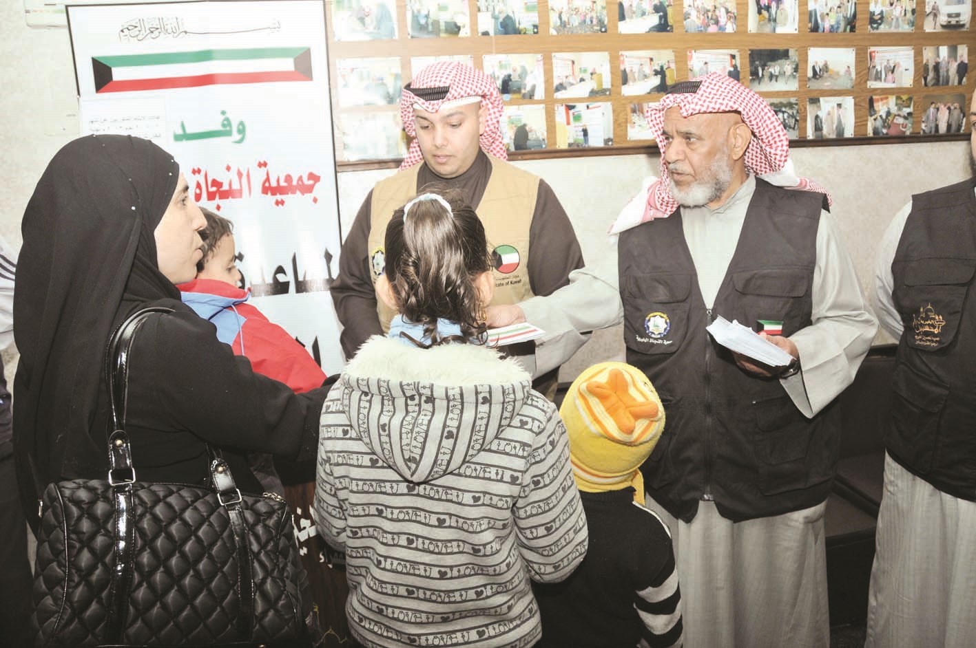 توزيع المساعدات على الأسر السورية