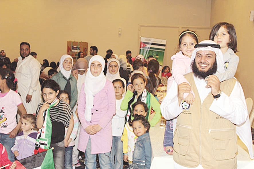 جابر الوندة يواسي الطفولة اليتيمة في مخيمات النازحين