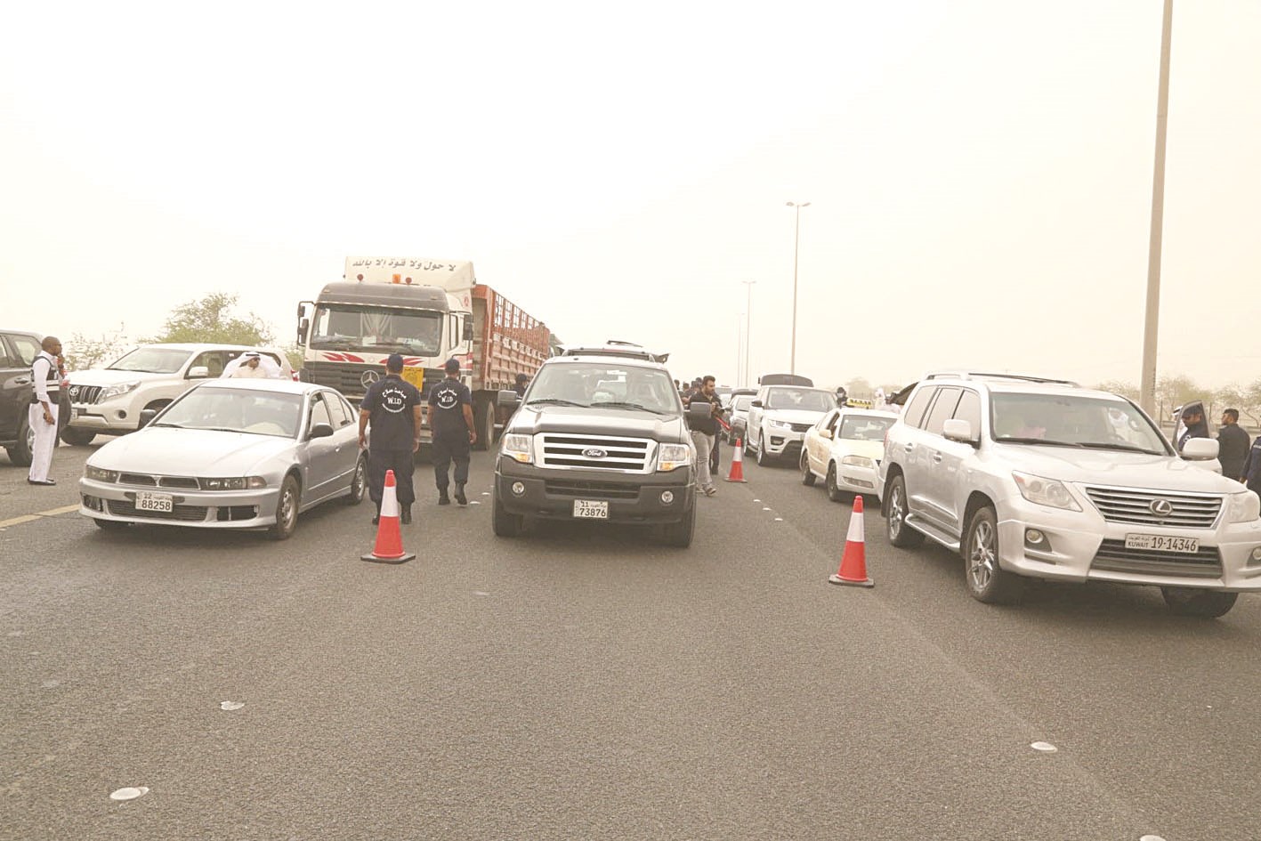 مباحث السلاح ينتشرون بين السيارات على الدائري السابع