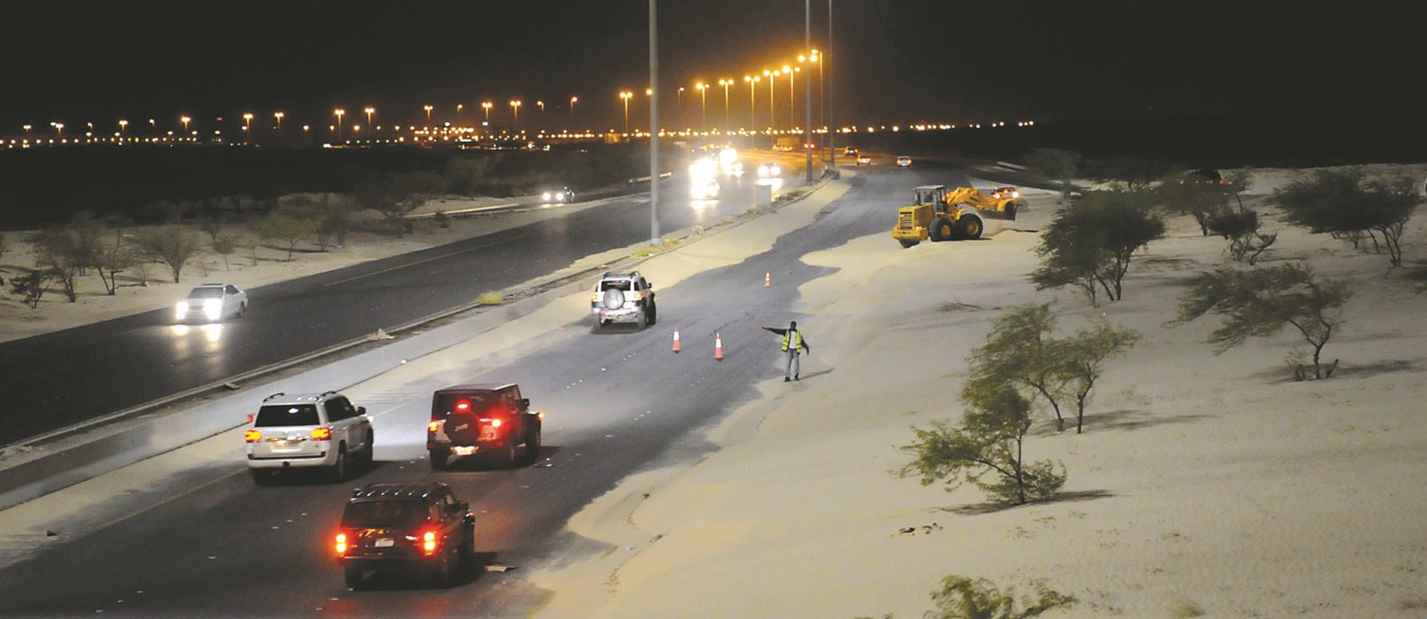 الرمال تزحف على الطريق وجهود من «الأشغال» لتسهيل حركة السيارات