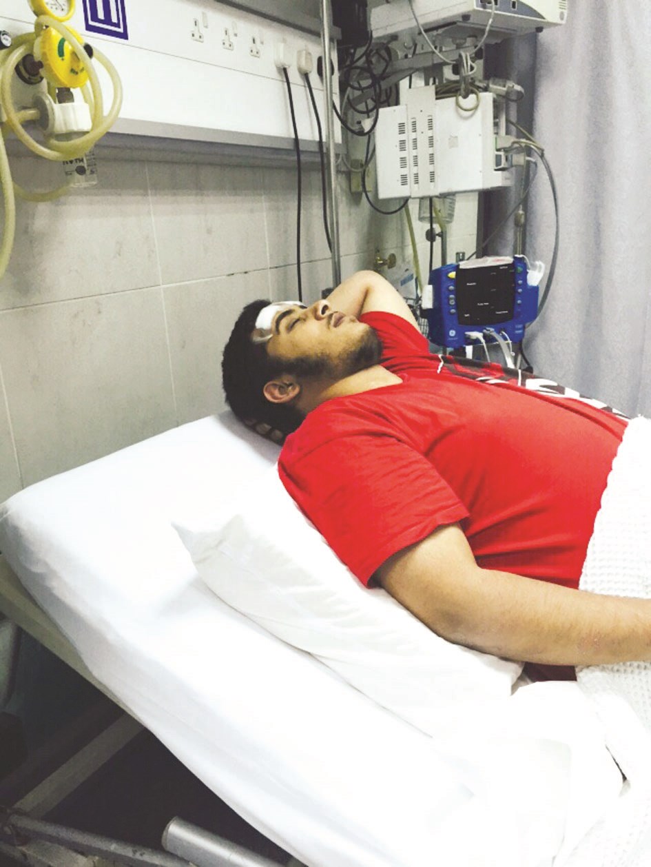 عبدالرحمن في المستشفى بعد انقلاب سيارته بسبب الرمال