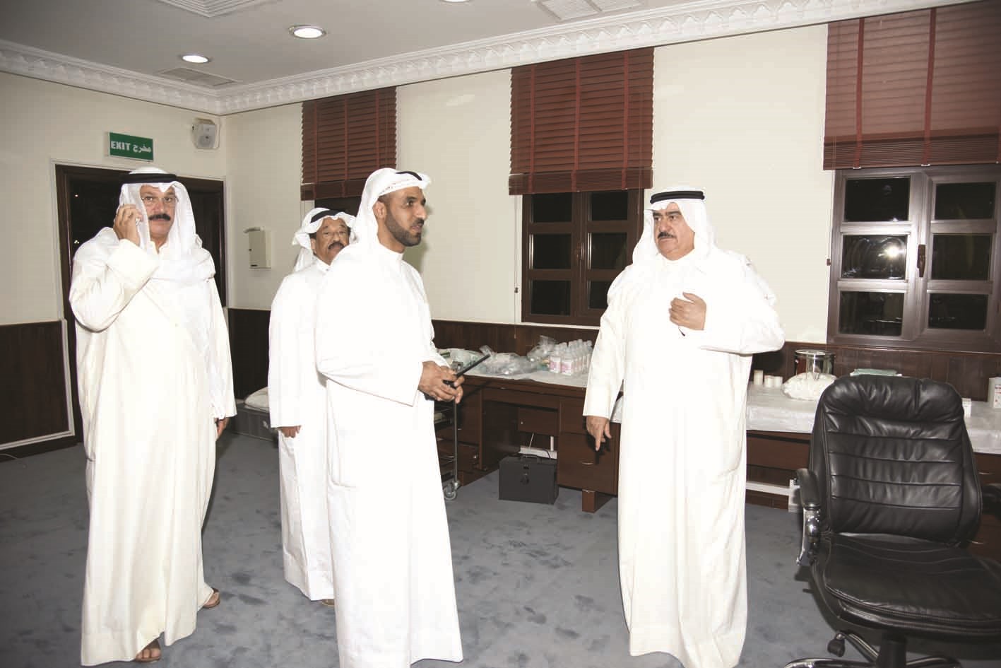 المهنا يتفقد العيادة الطبية... ويبدو عبدالله الشاهين