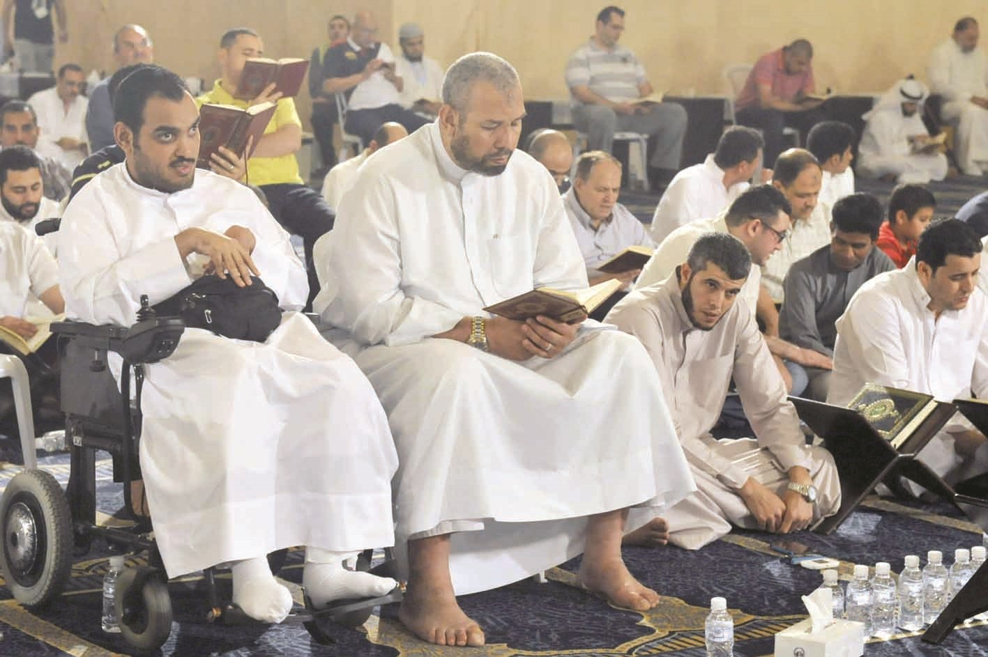 تلاوة القرآن الكريم انتظاراً لإقامة الصلاة