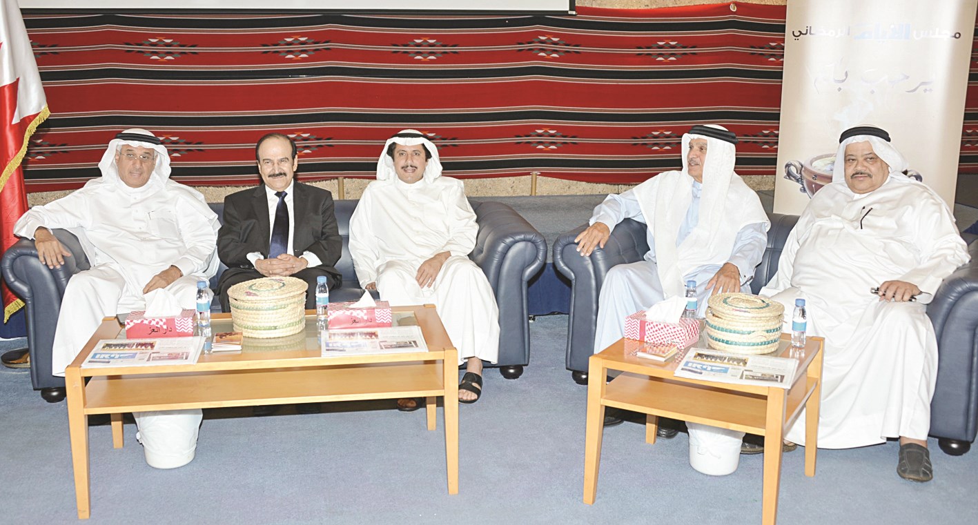 u0639u0632u0627u0645 u0627u0644u0635u0628u0627u062d u0623u062bu0646u0627u0621 u062du0636u0648u0631u0647 u0627u0644u0645u0644u062au0642u0649 u0627u0644u0633u064au0627u0633u064a u0627u0644u062fu0628u0644u0648u0645u0627u0633u064a