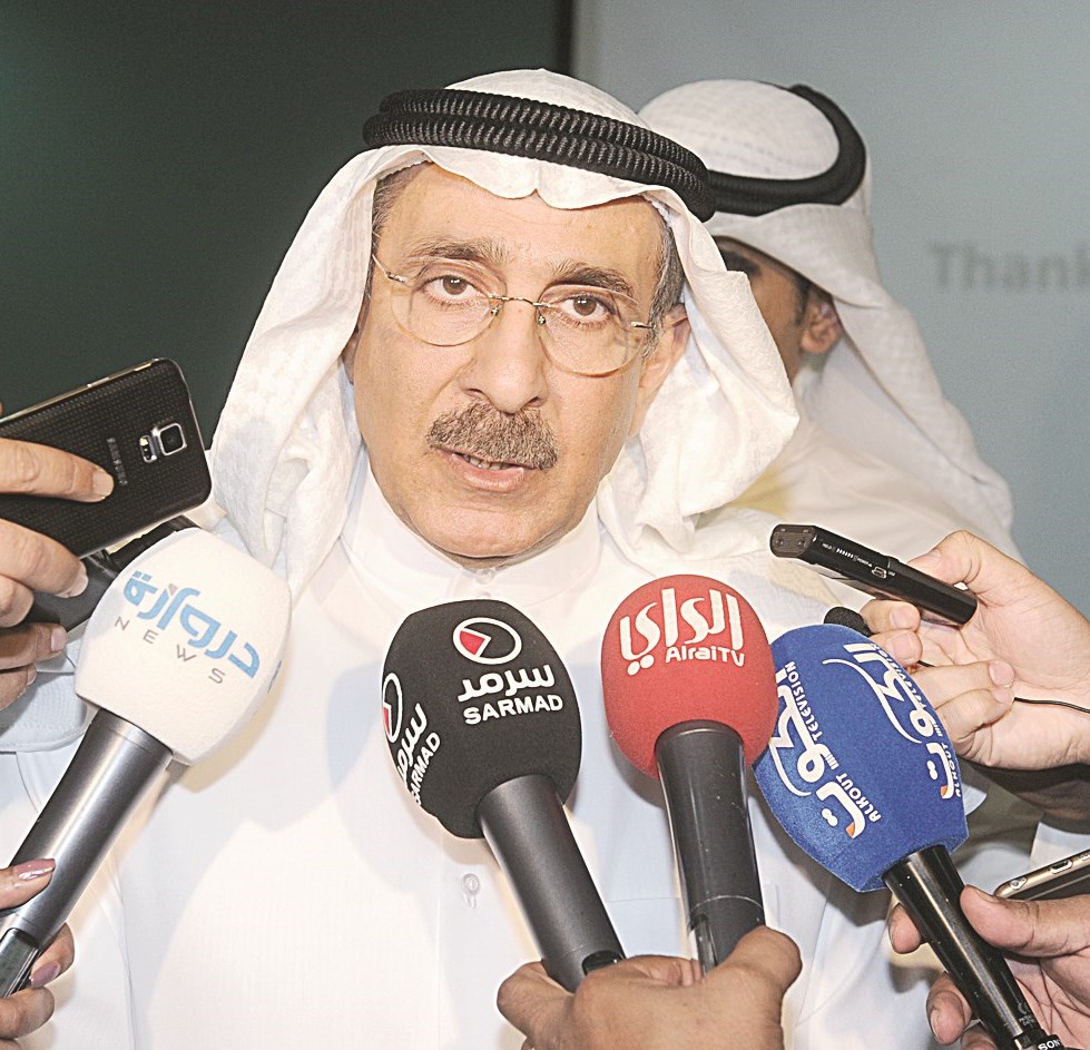 ... ويتحدث لوسائل الإعلام (تصوير زكريا عطية)