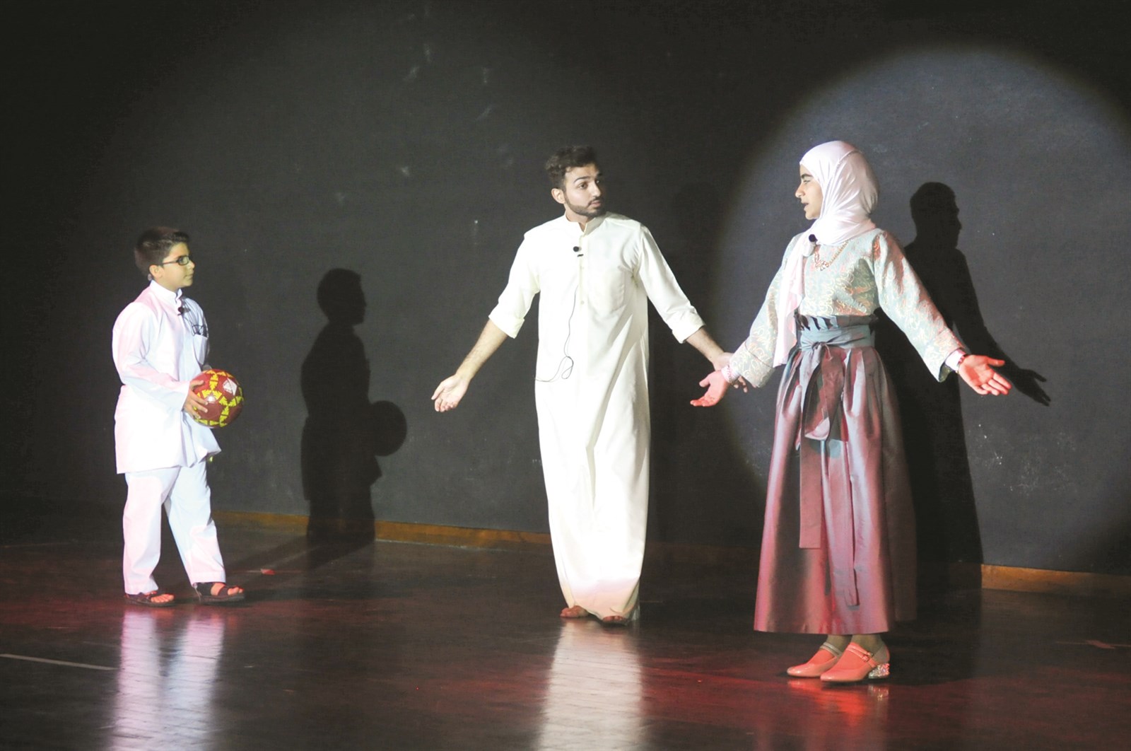 u062cu0627u0646u0628 u0645u0646 u0627u0644u0639u0631u0636 u0627u0644u0645u0633u0631u062du064a (u062au0635u0648u064au0631 u0646u0648u0631 u0647u0646u062fu0627u0648u064a)