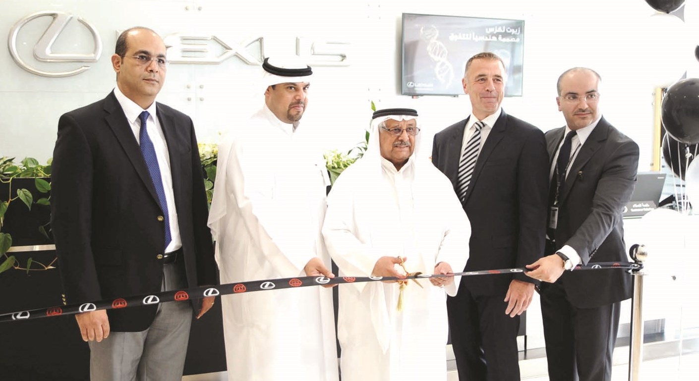 ... ويقص شريط الافتتاح