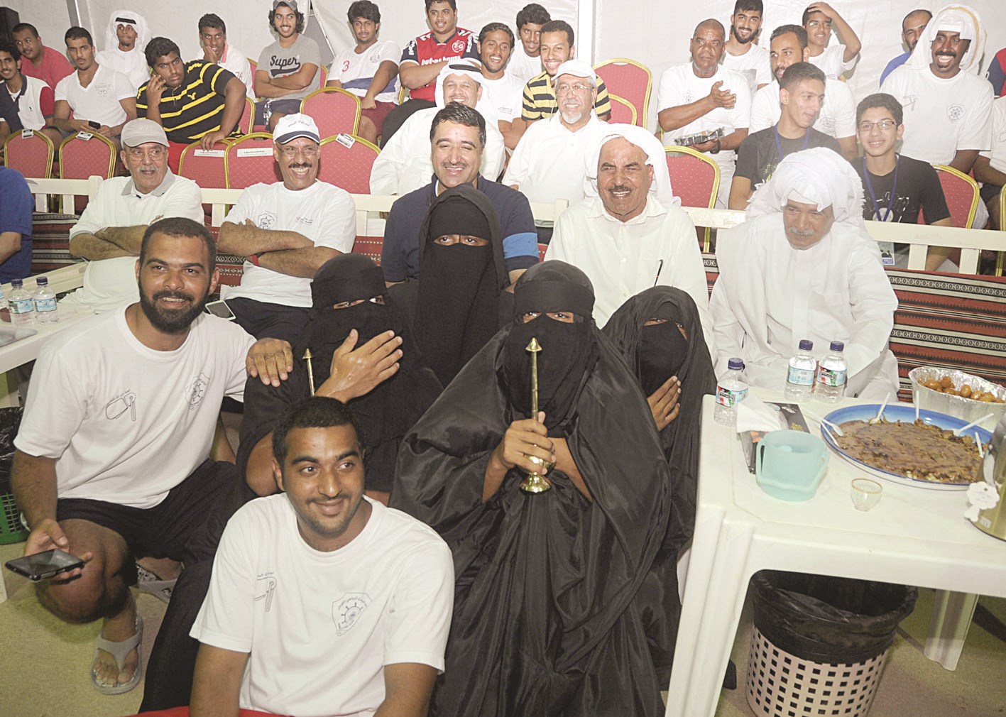 بعض أسر وأهالي شباب الغوص حرصوا على الحضور للاطمئنان على ذويهم