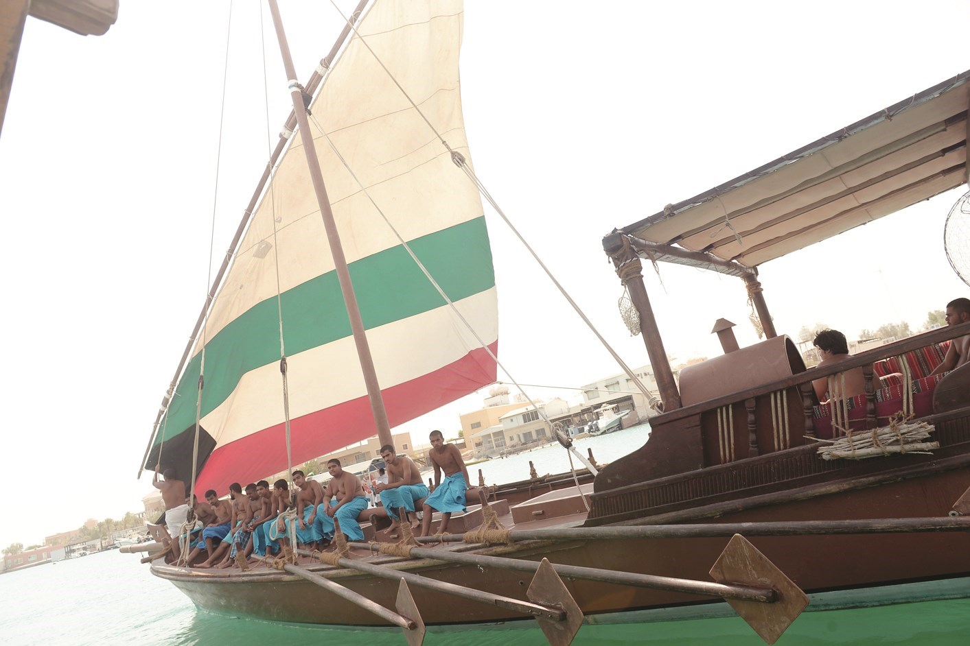 علم الكويت يرفرف على مركب رحلة الغوص (تصوير طارق عز الدين)