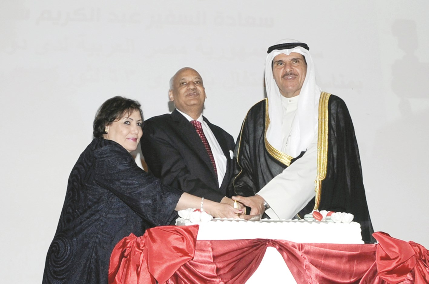 الحمود يشارك سليمان قطع قالب حلوى الاحتفال