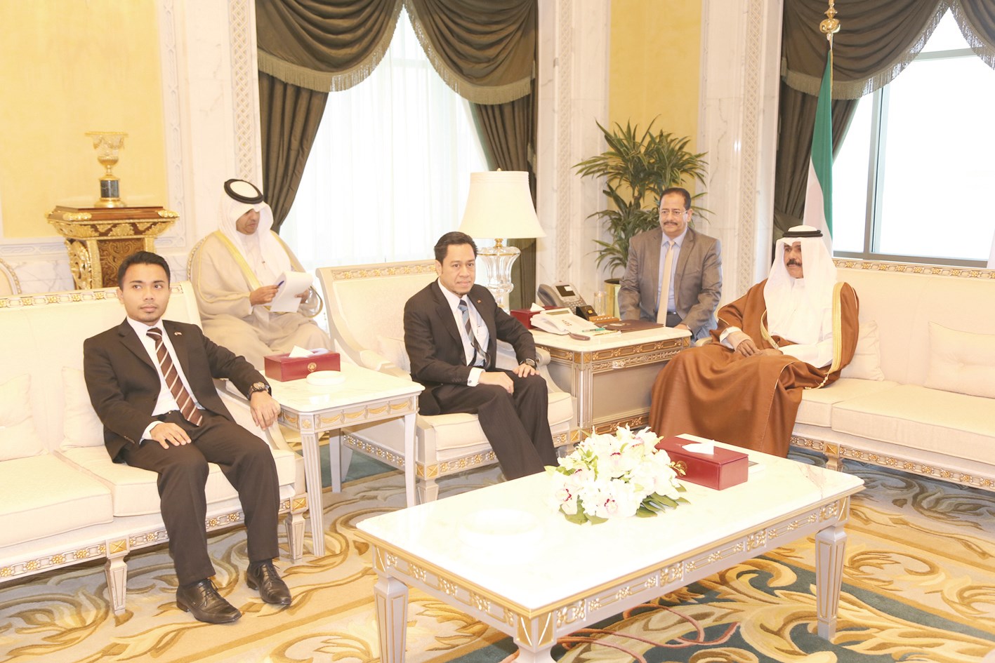 نائب الأمير مستقبلاً سفير ماليزيا